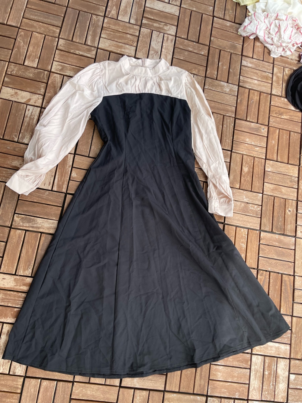 Two-Tone Black and White Maxi Dress with Long Sleeves
